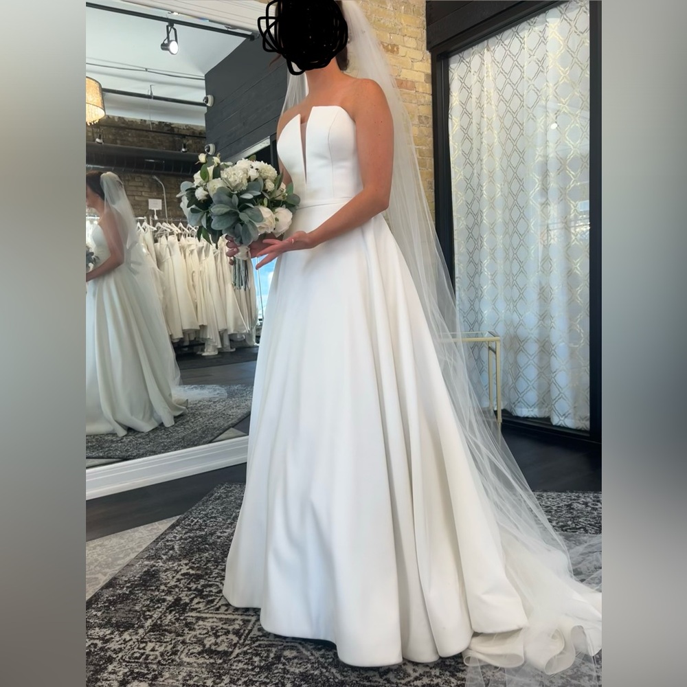 Paloma Blanca 4888 Wedding Dress - NEVER WORN OUTSIDE OF BRIDAL SALON